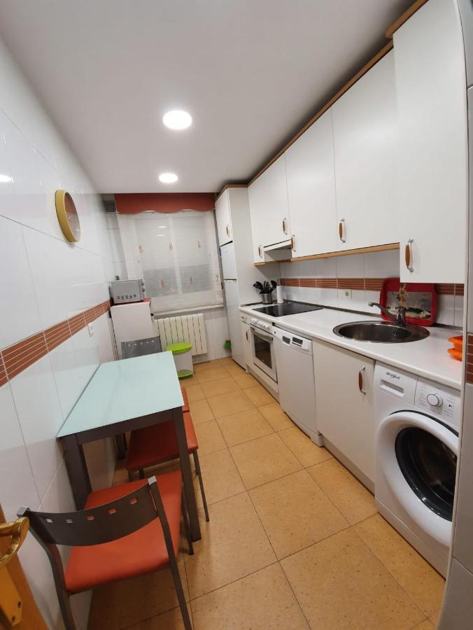 Apartamento De Tres Dormitorios Con Garaje Y Todos Los Servicios Cerca Burgos Exterior photo